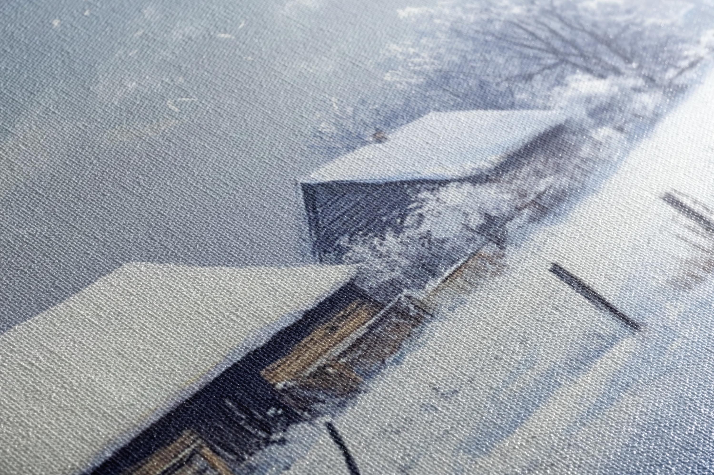 a picture of a house in the snow